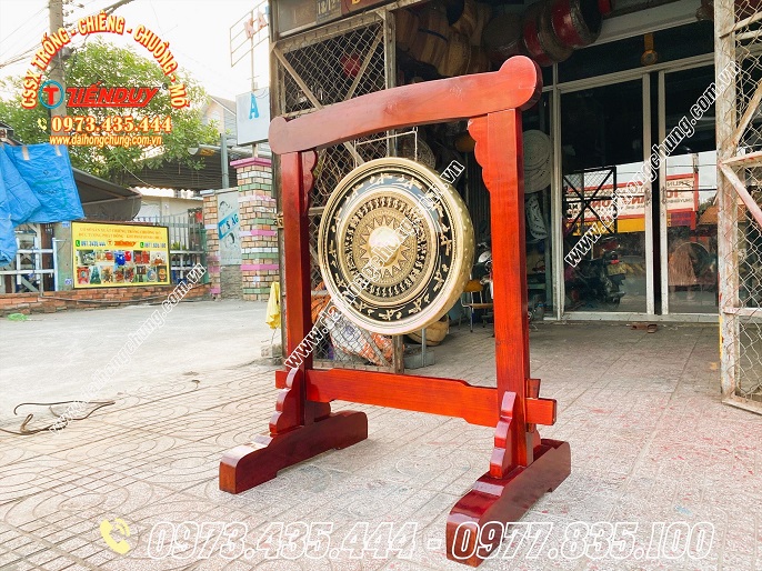 ban chieng 60cm hoa van trong dong